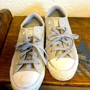 Fluorescent color stripe around the shoe and the tongue.  Tongue is padded too.